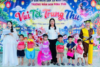 Bé vui tết trung thu 2026