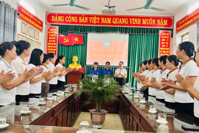 CHI BỘ TRƯỜNG MẦM NON TRỰC THẮNG TRANG TRỌNG TỔ CHỨC LỄ KẾT NẠP ĐẢNG VIÊN MỚI